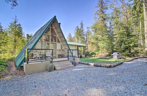 Ashford Maison | Charming Ashford Cabin with Private Hot Tub!