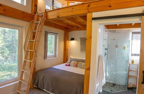 Crescent City Lit Et Petit-Déjeuner | Charming B&B with WiFi, AC in serene Crescent City