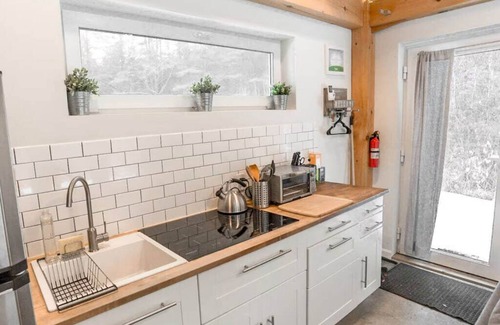 Crescent City Lit Et Petit-Déjeuner | Charming B&B with WiFi, AC in serene Crescent City