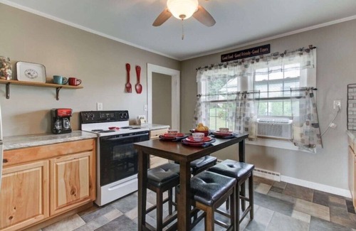 Warm Springs Maison | Charming Bacova Village Cottage Near Lake Moomaw