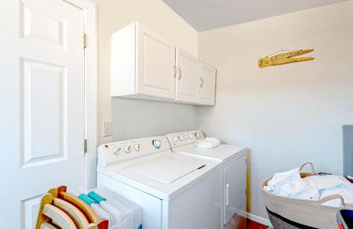Sam Hughes Maison | Charming Basement Studio Guesthouse 2 Blocks from UofA, Low Summer Rates!