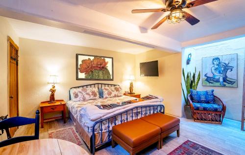 Sam Hughes Maison | Charming Basement Studio Guesthouse 2 Blocks from UofA, Low Summer Rates!