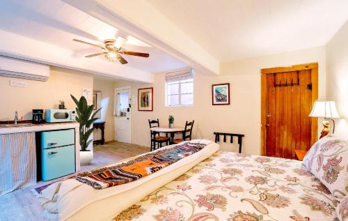 Sam Hughes Maison | Charming Basement Studio Guesthouse 2 Blocks from UofA, Low Summer Rates!