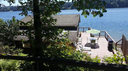 Burley Maison | Charming Beach Cabin in Quartermaster Harbor