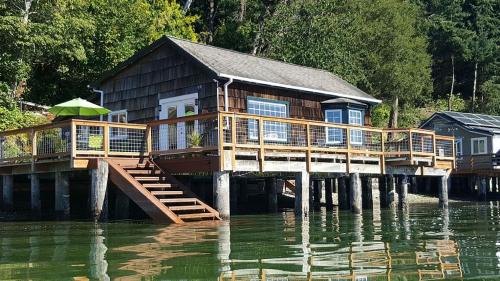 Burley Maison | Charming Beach Cabin in Quartermaster Harbor