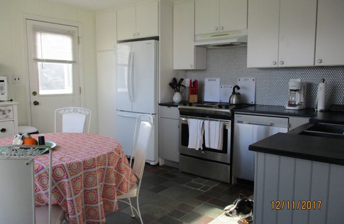 Charlestown Cottage | Charmant chalet de plage avec accès en bateau et vue sur l'étang.