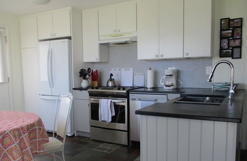 Charlestown Cottage | Charmant chalet de plage avec accès en bateau et vue sur l'étang.