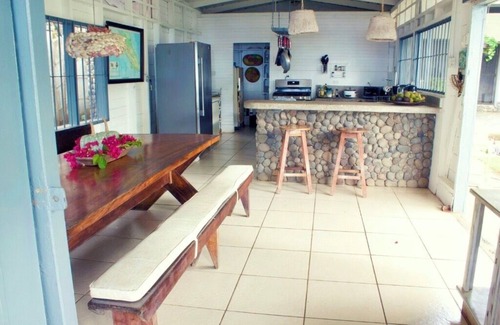 Coco Sunset Hills Maison | Charming Beachfront Family Vacation Home