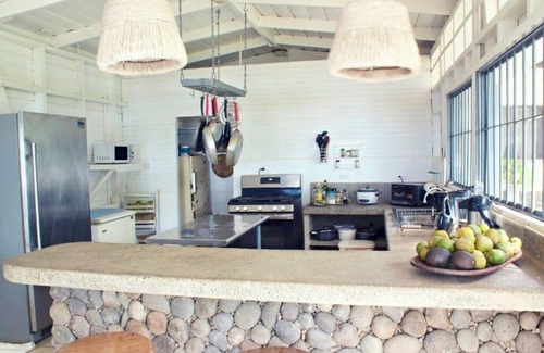 Coco Sunset Hills Maison | Charming Beachfront Family Vacation Home