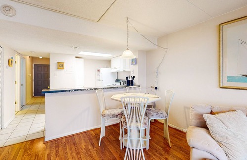 North Ocean City Copropriété | Charming beachfront resort condo w/ocean views, balcony, pools, tennis, W/D & AC