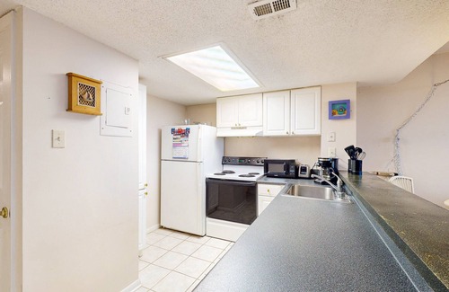 North Ocean City Copropriété | Charming beachfront resort condo w/ocean views, balcony, pools, tennis, W/D & AC