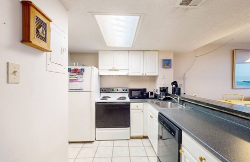 North Ocean City Copropriété | Charming beachfront resort condo w/ocean views, balcony, pools, tennis, W/D & AC
