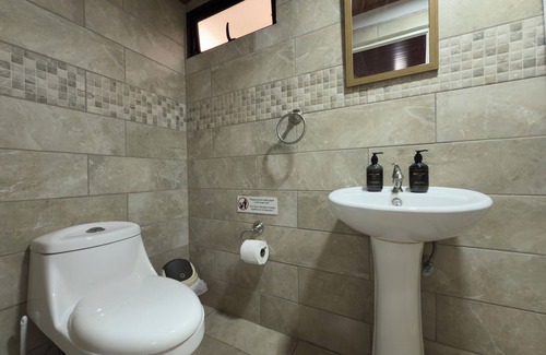 Agonia Lit Et Petit-Déjeuner | Charming bed & breakfast in lovely Alajuela with AC. 15 minutes near airport