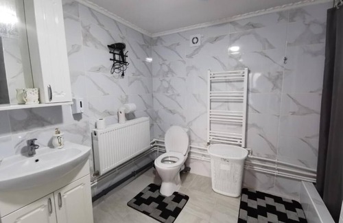 Moldova Lit Et Petit-Déjeuner | Charming bed & breakfast in Băcioi with WiFi, AC