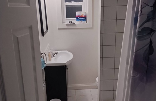 Woodbine - Lumsden Maison | Charming bedroom in a blissful house in wonderful Toronto with AC and WiFi