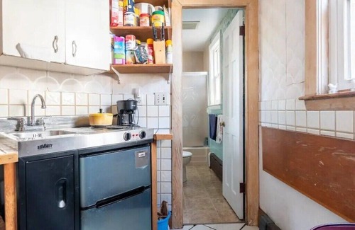 Aspinwall Hill Maison | Charming bedroom in Victorian house in cool Brookline with WiFi