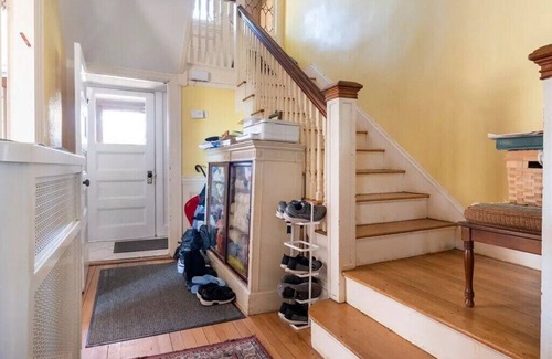 Aspinwall Hill Maison | Charming bedroom in Victorian house in cool Brookline with WiFi