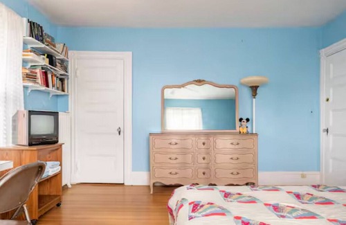 Aspinwall Hill Maison | Charming bedroom in Victorian house in cool Brookline with WiFi