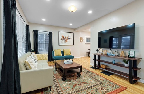 Livingston Park Maison | Charming Blue Castia – Modern 3 BDR Mins to Downtown and Attractions!