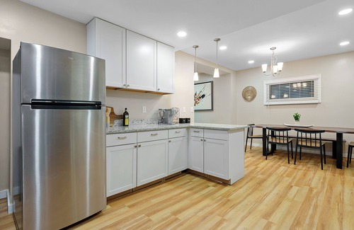 Livingston Park Maison | Charming Blue Castia – Sleeps 6!