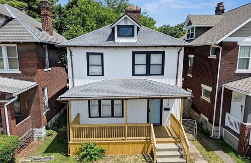 Livingston Park Maison | Charming Blue Castia – Sleeps 6!
