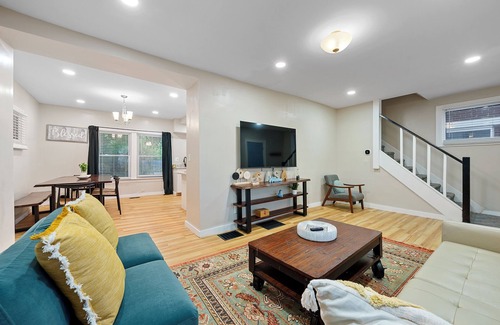Livingston Park Maison | Charming Blue Castia – Sleeps 6!