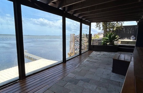 Central Coast Chalet De Ski | Charming Boathouse on the Lake