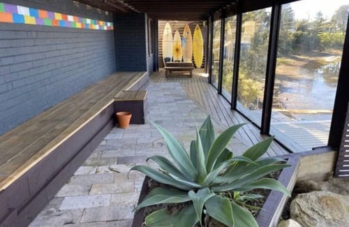 Central Coast Chalet De Ski | Charming Boathouse on the Lake