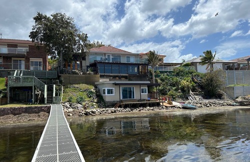 Central Coast Chalet De Ski | Charming Boathouse on the Lake