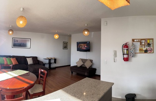 La Paz Appartement | Charming Bohemian Suite with Mountain Views in Quito’s Artistic Heart