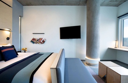River North Art District Hôtel | Charming Boutique Hotel w/ Plush Mattresses l Pool l Mountain View