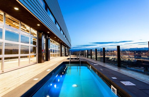 River North Art District Hôtel | Charming Boutique Hotel w/ Plush Mattresses l Pool l Mountain View