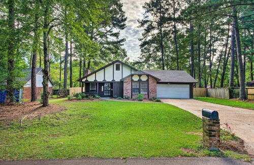 Flowood Maison | Charming Brandon Home with Deck, Charcoal Grill
