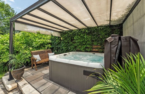 Oakville Maison | Charming bungalow centrally located in East Oakville
