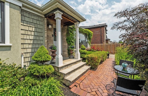Oakville Maison | Charming bungalow centrally located in East Oakville