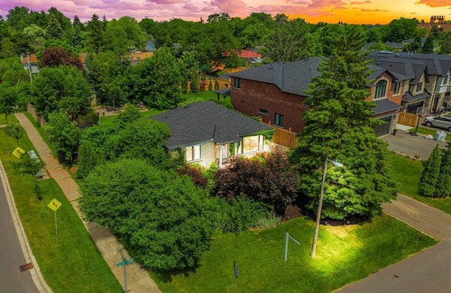 Oakville Maison | Charming bungalow centrally located in East Oakville