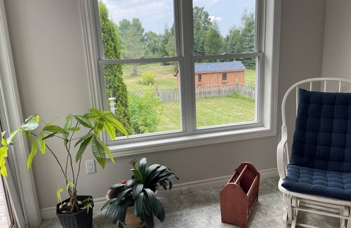 Markdale Maison | Charming bungalow on 4.5acres, trails, lakes and more near Markdale