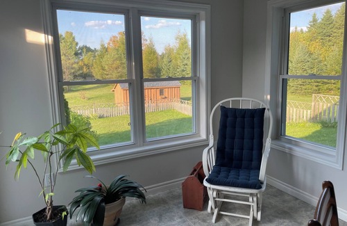 Markdale Maison | Charming bungalow on 4.5acres, trails, lakes and more near Markdale