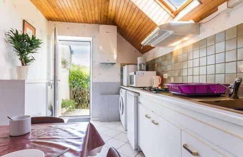 Saint-Andre-des-Eaux Cottage | Location saisonnière: Gîte cosy avec jardin clos, proche plages et parc de Brière, wifi inclus!
