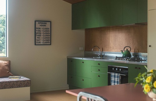 Athenree Cabine | Charming cabin amongst the Avocado trees. 1km from the white sands of Waihi.