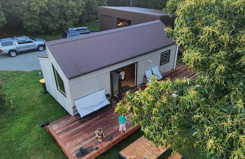 Athenree Cabine | Charming cabin amongst the Avocado trees. 1km from the white sands of Waihi.