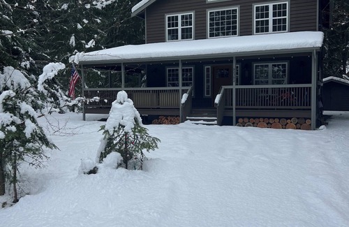 Enumclaw Cabine | Charming Cabin Getaway Near Hiking Trails & Ski Slopes