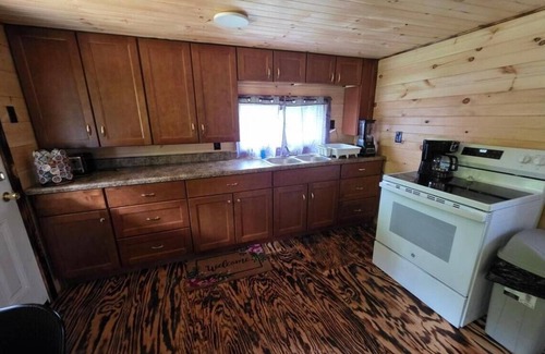 South Butler Cabine | Charming Cabin in Clyde, with a relaxing hot tub!
