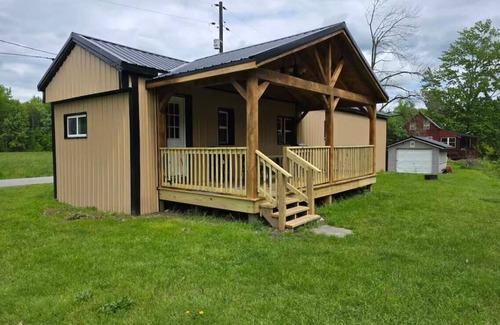 South Butler Cabine | Charming Cabin in Clyde, with a relaxing hot tub!