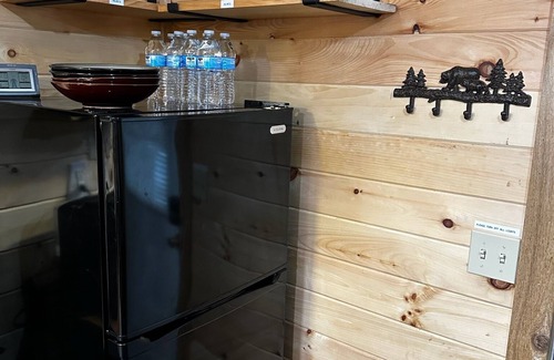 South Rutland Cabine | Charming cabin in delightful Montague with WiFi, AC, and parking