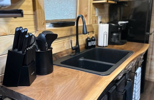 South Rutland Cabine | Charming cabin in delightful Montague with WiFi, AC, and parking