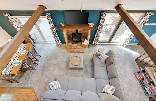 Jim Thorpe Cabine | Charming Cabin, Lake, Pool, Playground Access, 10 Mins To Downtown Jim Thorpe!
