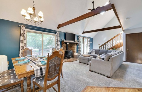 Jim Thorpe Cabine | Charming Cabin, Lake, Pool, Playground Access, 10 Mins To Downtown Jim Thorpe!