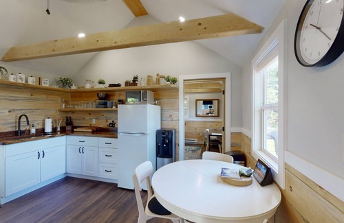 Bath Cabine | Charming Cabin minutes from Keuka Lake