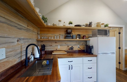 Bath Cabine | Charming Cabin minutes from Keuka Lake